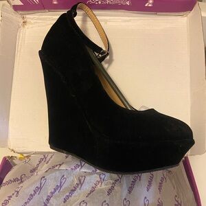 A pair of Wedge black shoes